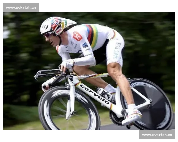 极速风驰:公路自行车赛中的速度与耐力较量全记录 极速风驰:公路自行车赛中的速度与耐力较量全记录